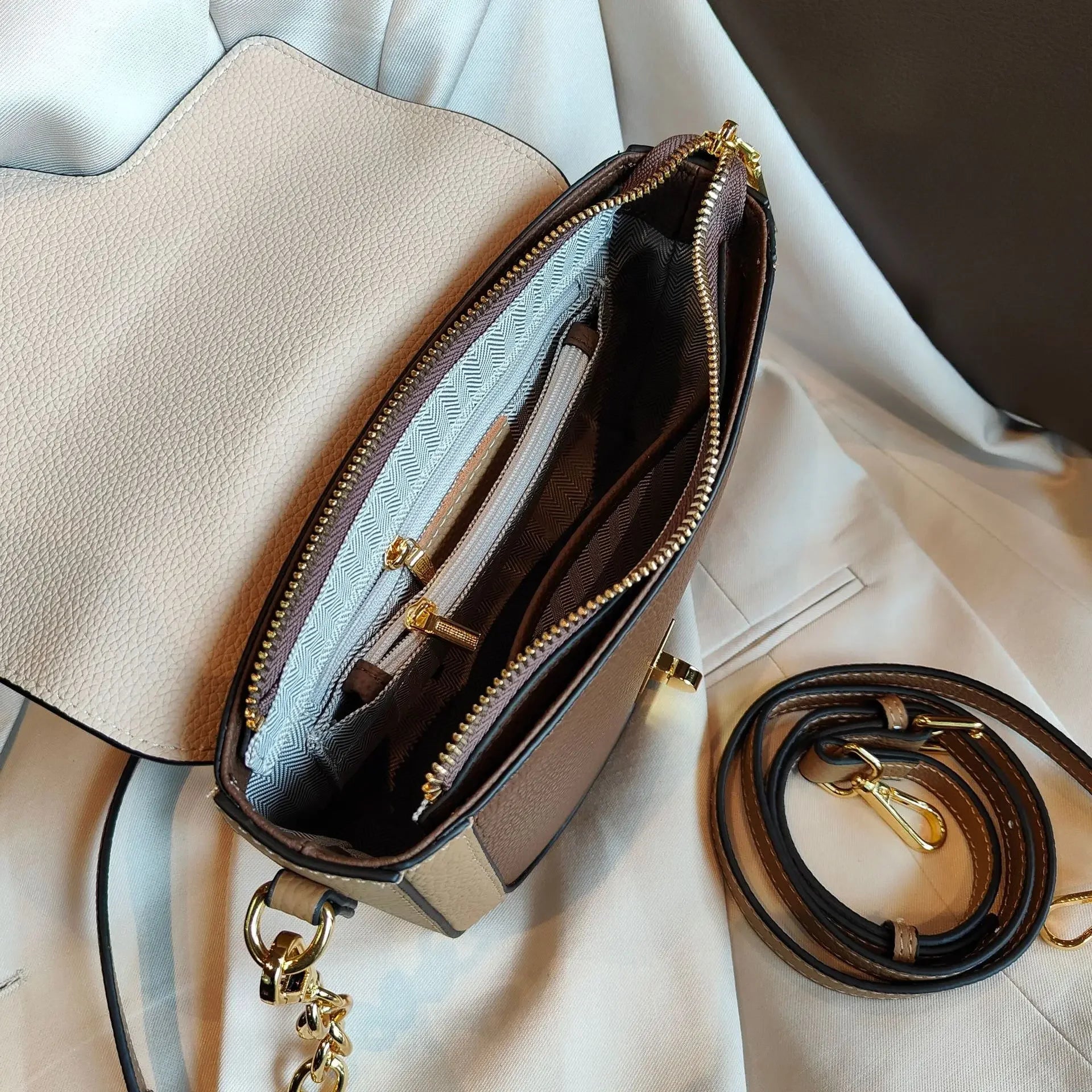 Luxury Style Saddle Bag Design Cowhide Leather Crossbody Bag