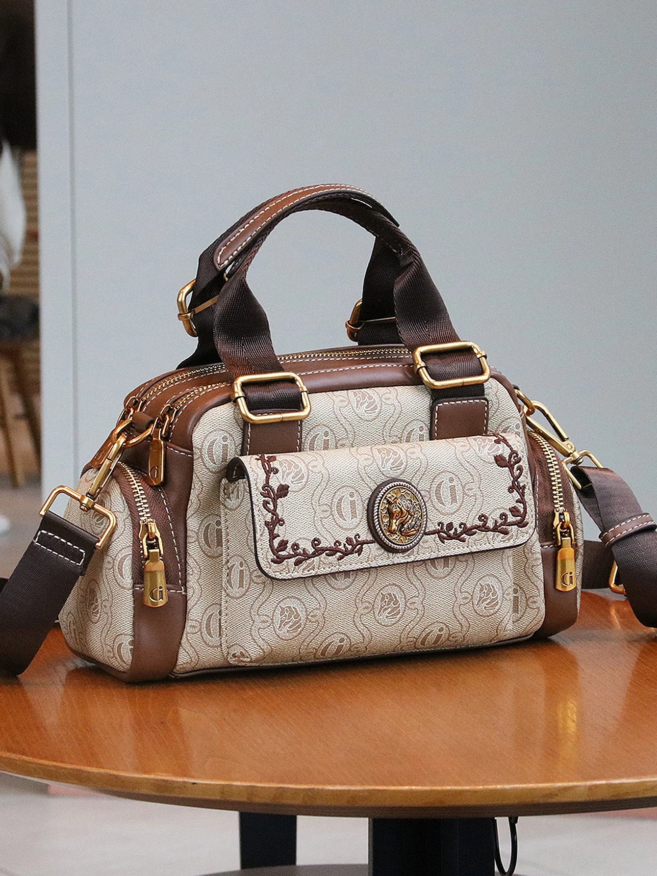 Fashionable multi-pocket style casual and versatile handbag retro shoulder bag