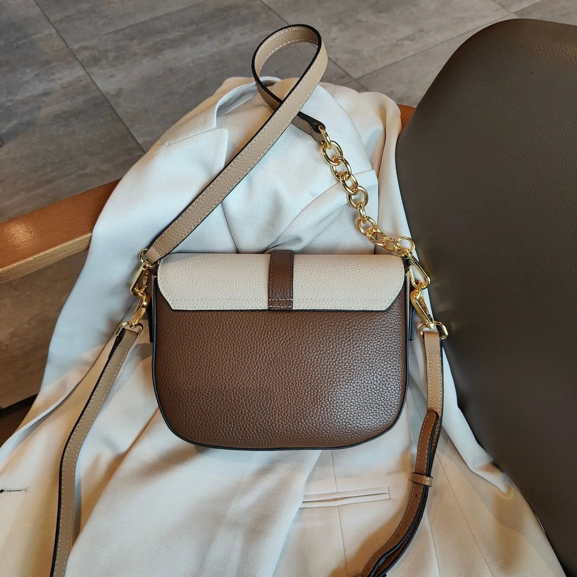 Luxury Style Saddle Bag Design Cowhide Leather Crossbody Bag