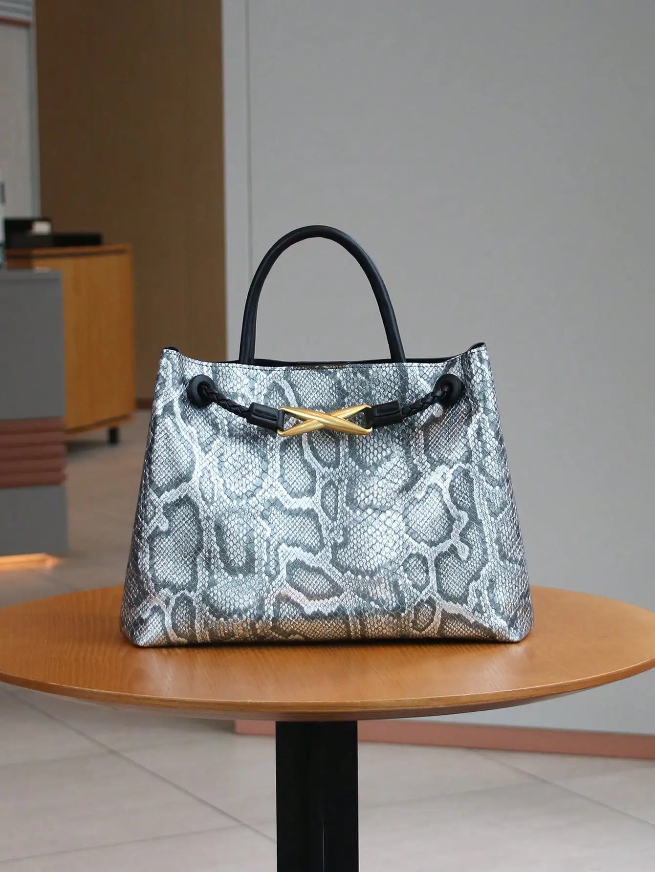 Fashionable retro style handbag niche design metal rope buckle