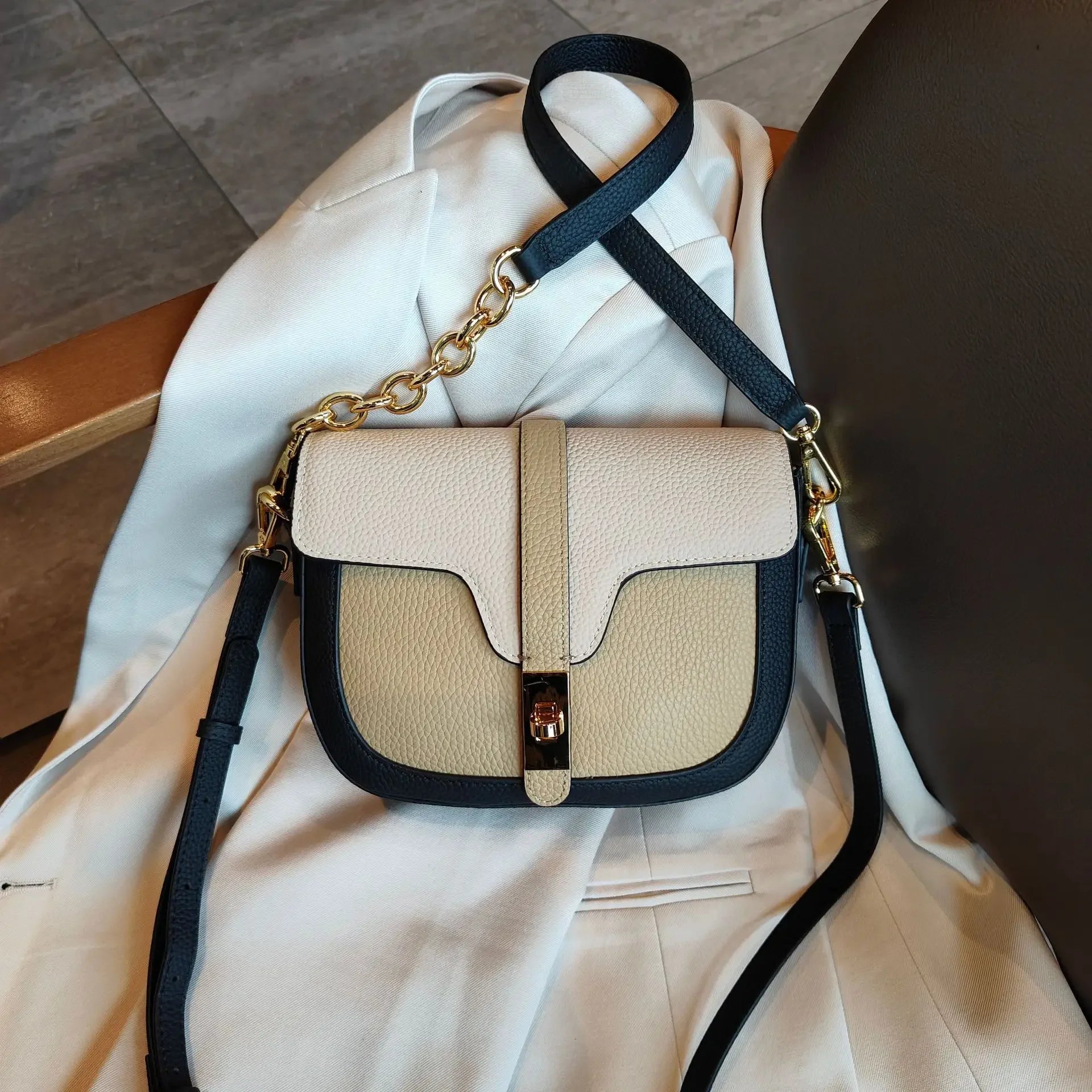 Luxury Style Saddle Bag Design Cowhide Leather Crossbody Bag