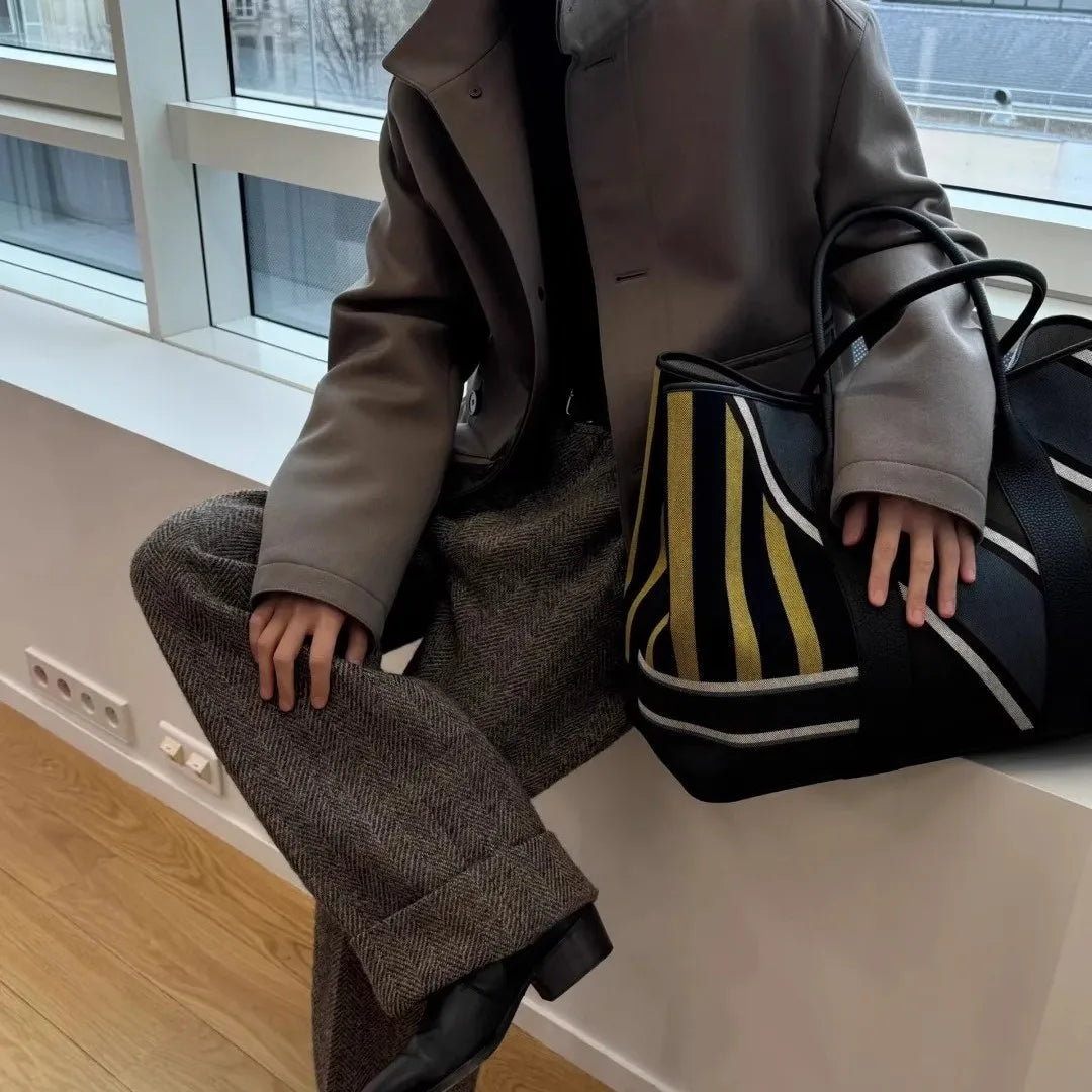 Striped contrasting large capacity commuting tote handbag