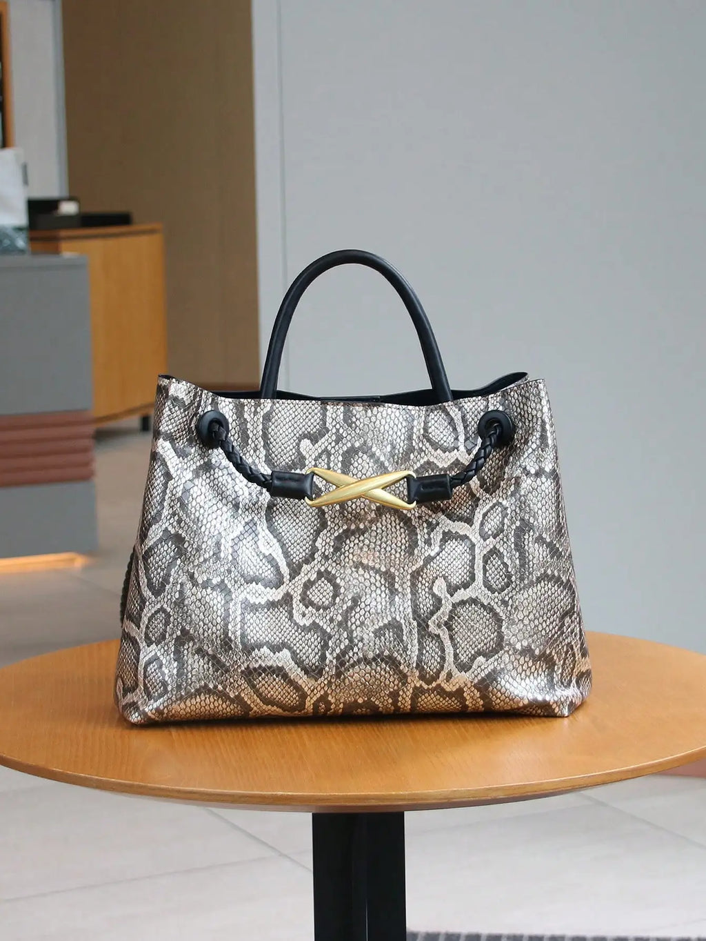 Fashionable retro style handbag niche design metal rope buckle