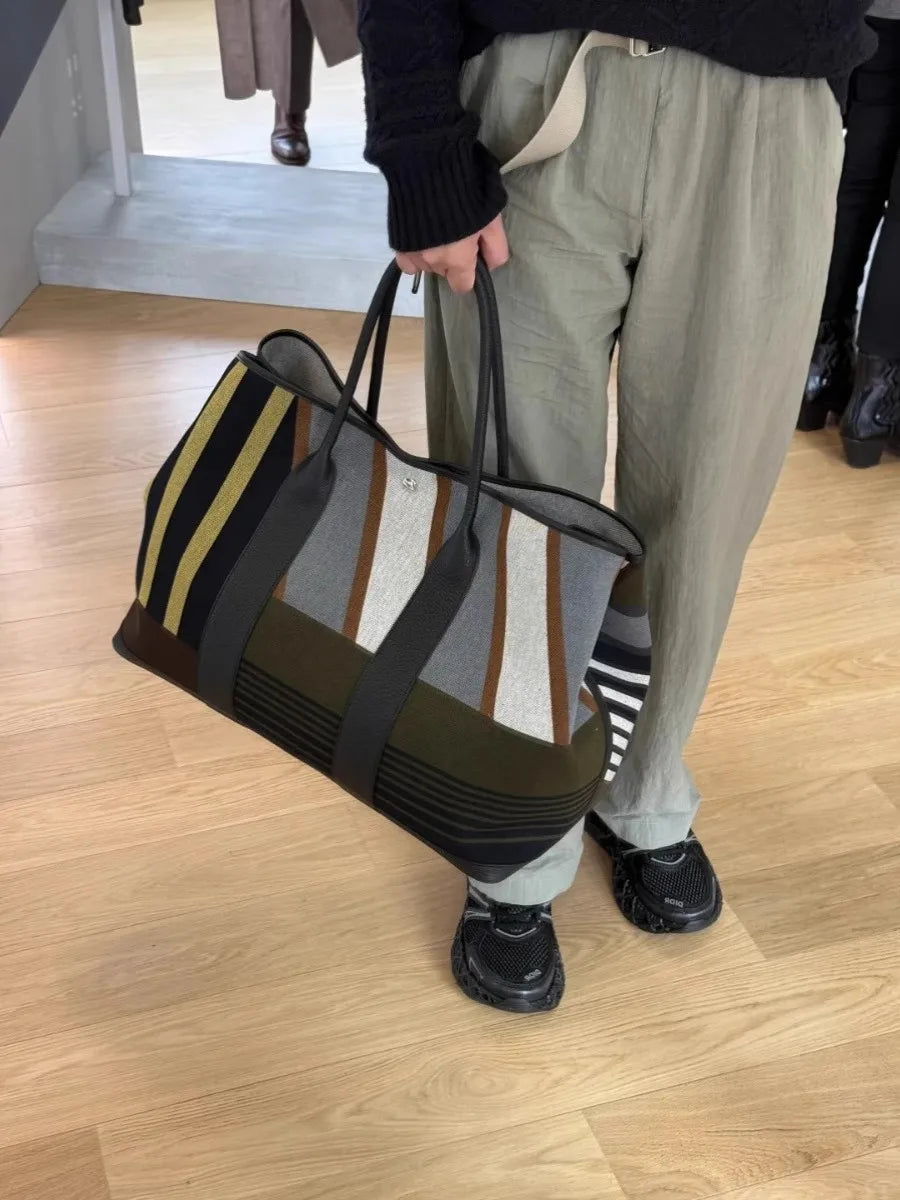 Striped contrasting large capacity commuting tote handbag
