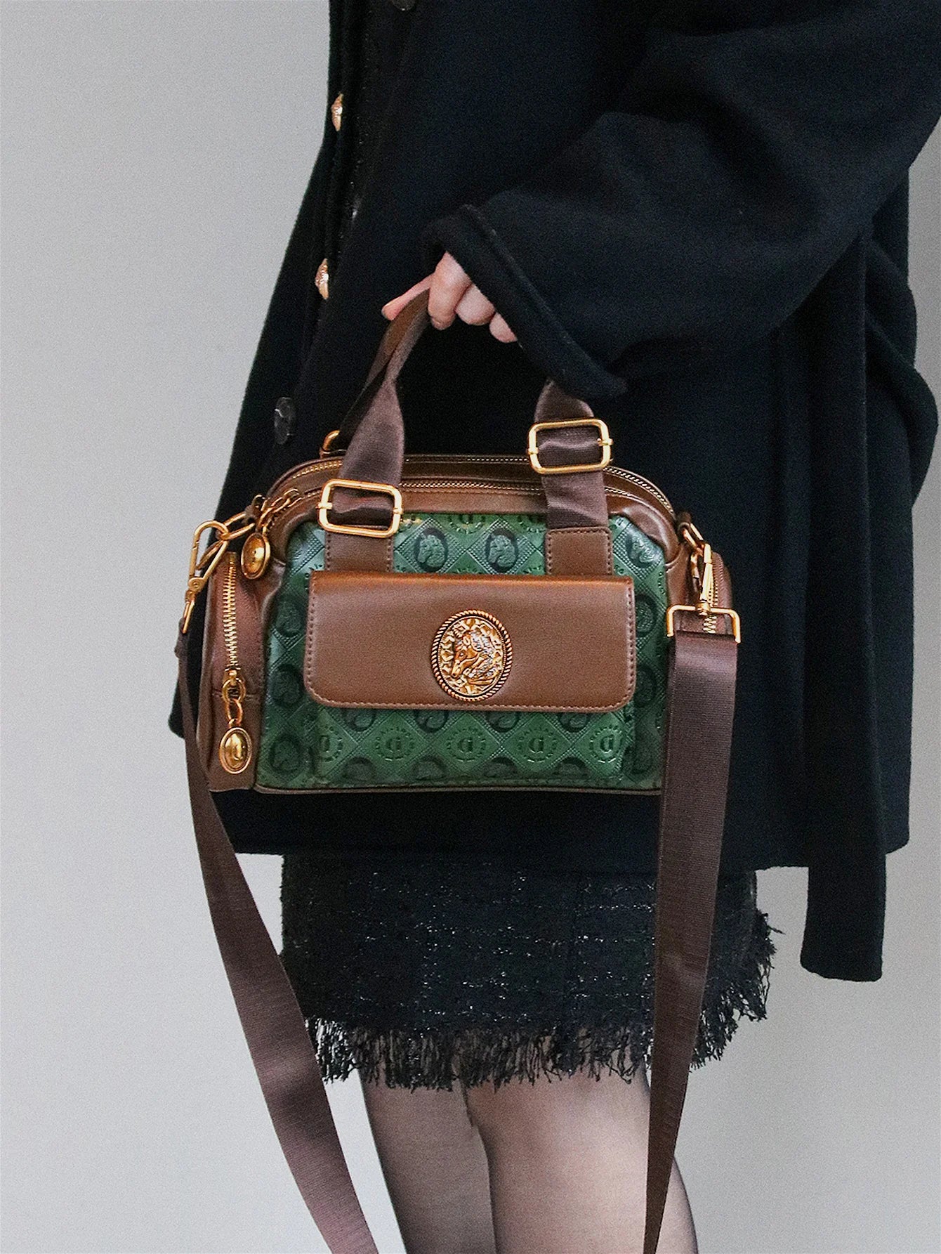 Fashionable multi-pocket style casual and versatile handbag retro shoulder bag