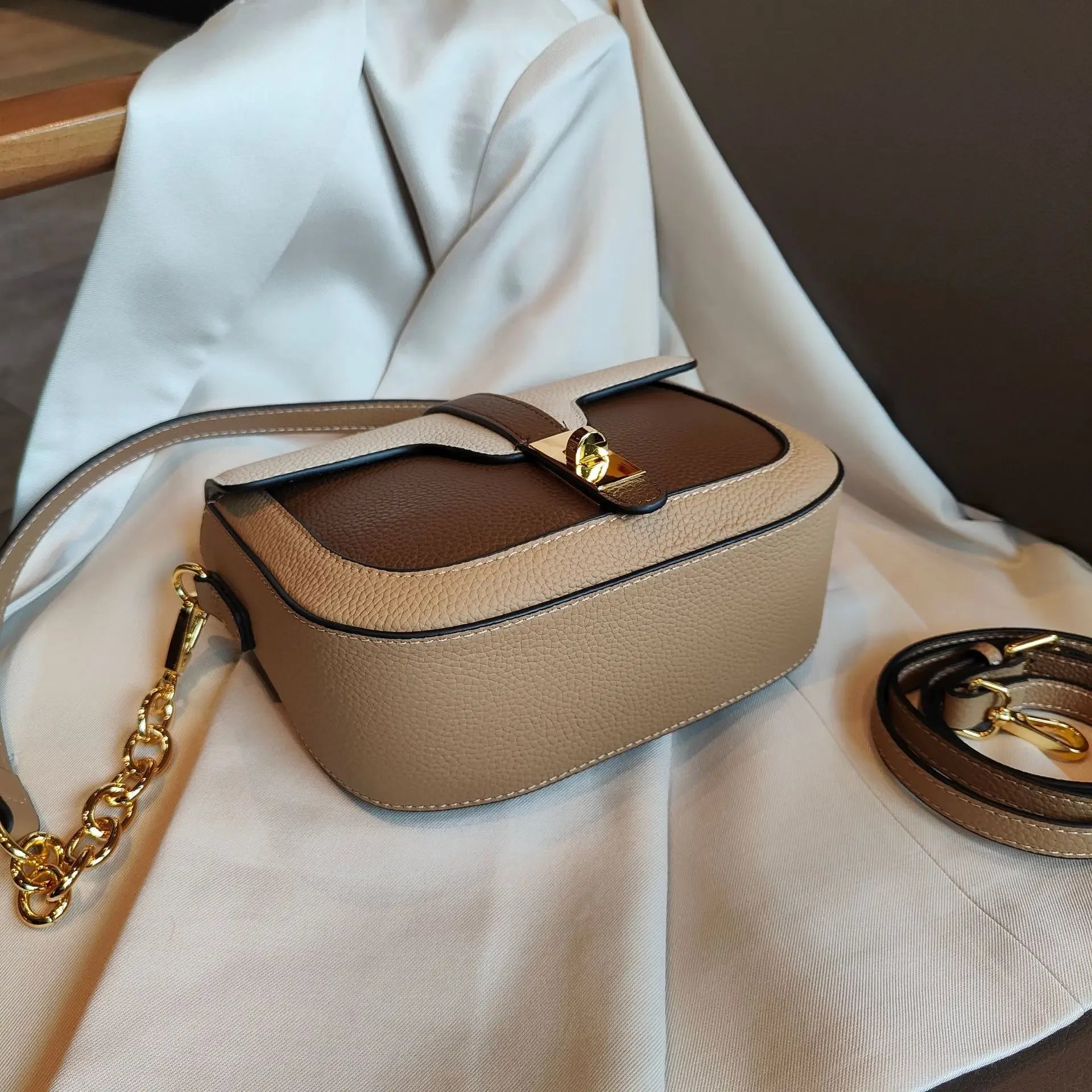 Luxury Style Saddle Bag Design Cowhide Leather Crossbody Bag