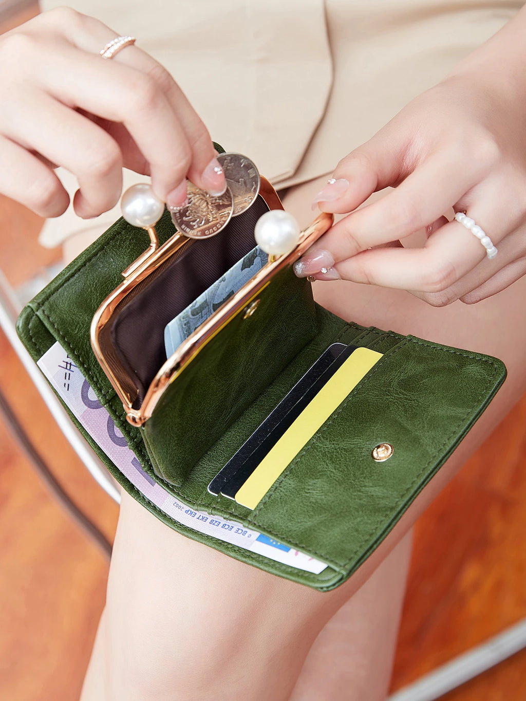 Women's Cute Pearls Kiss Lock Wallet multifunctional Trifold Large Capacity Short Wallet