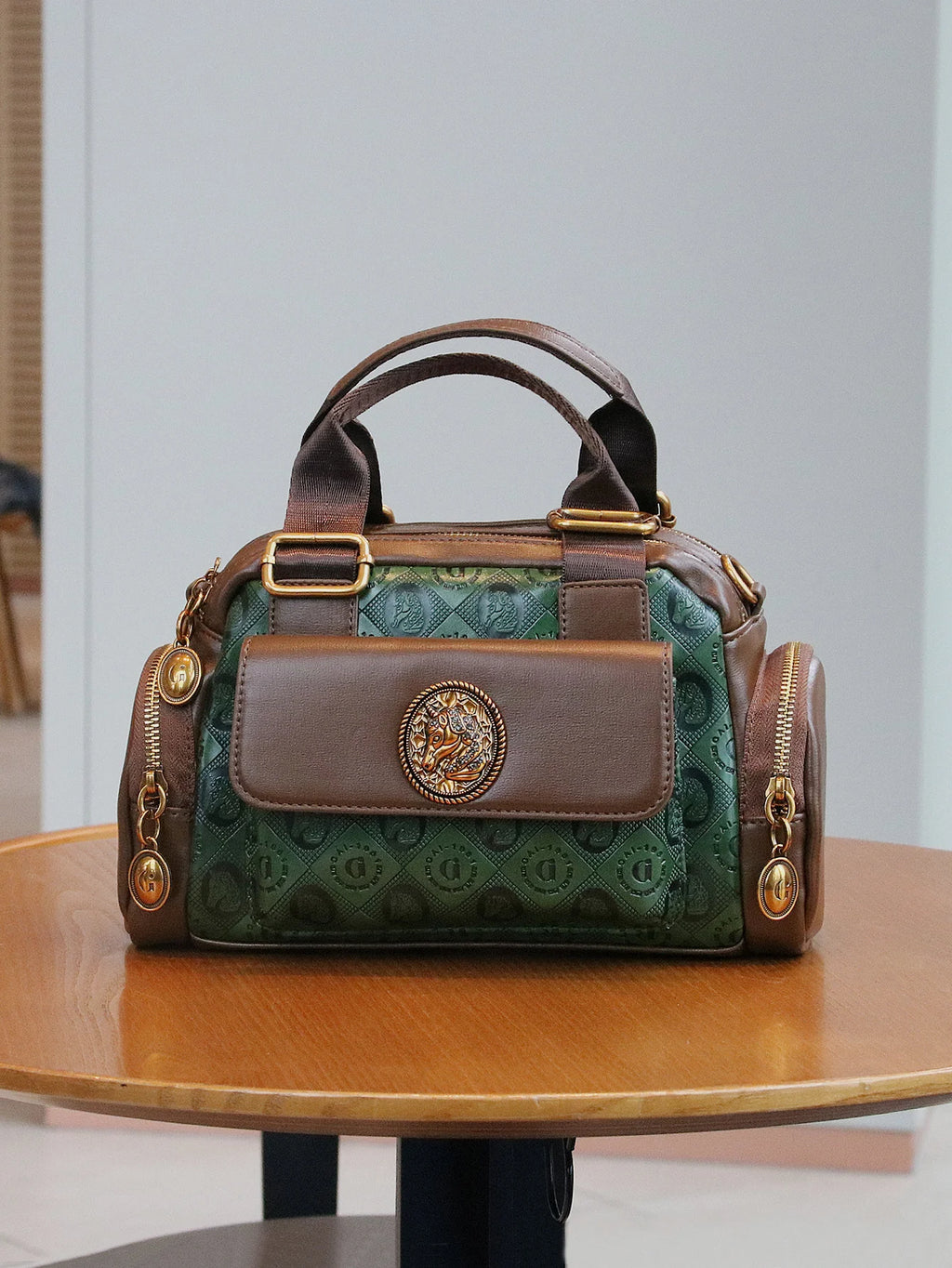 Fashionable multi-pocket style casual and versatile handbag retro shoulder bag