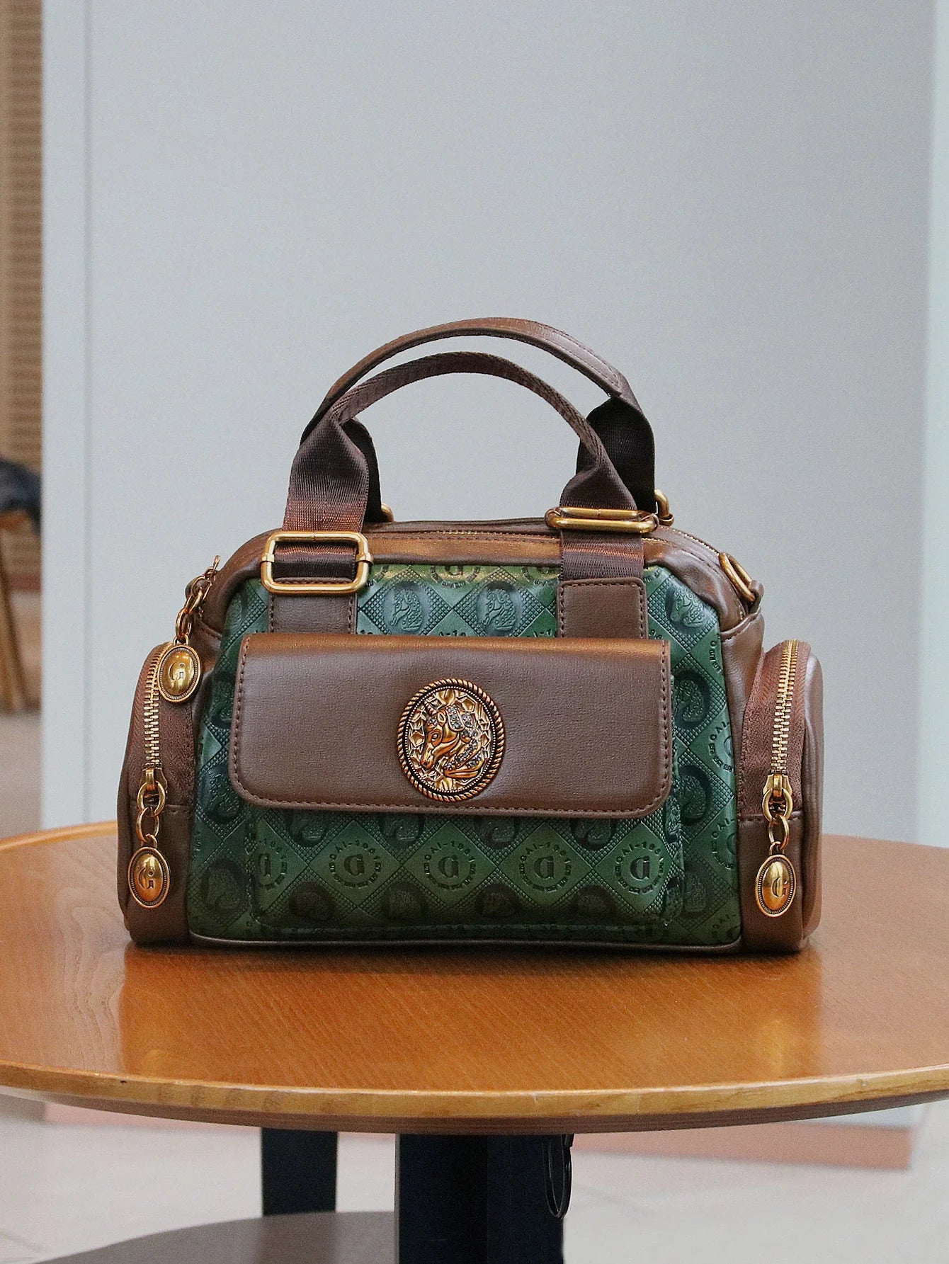 Fashionable multi-pocket style casual and versatile handbag retro shoulder bag