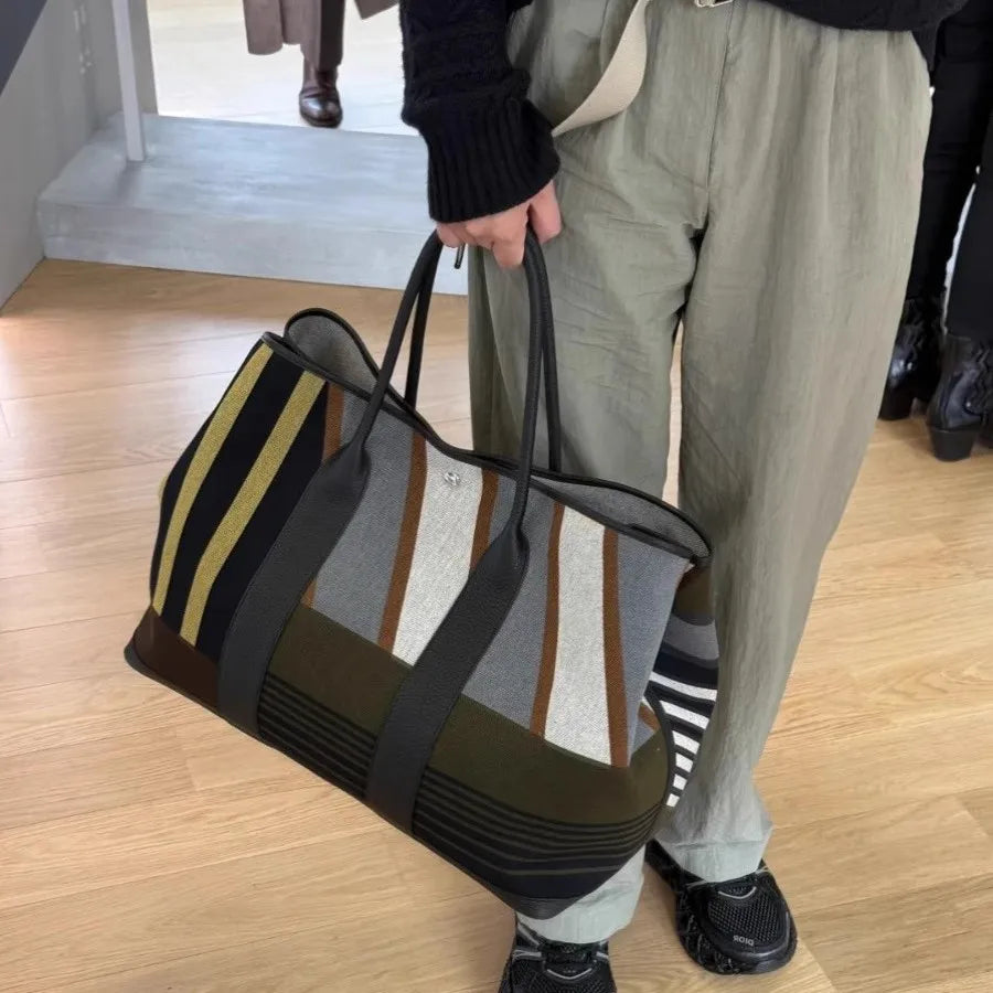 Striped contrasting large capacity commuting tote handbag