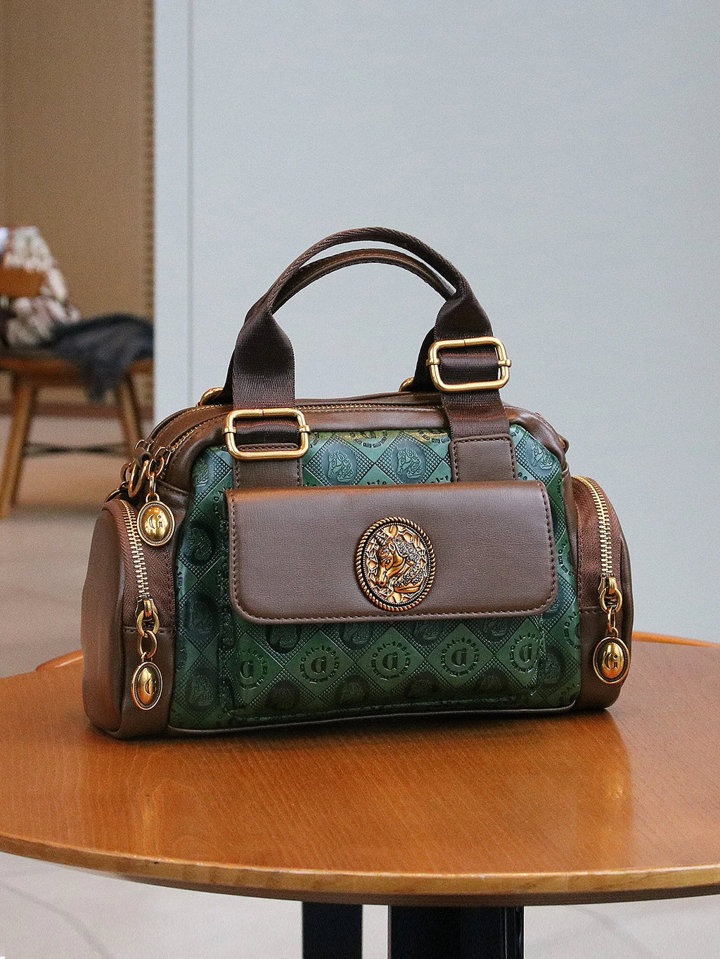 Fashionable multi-pocket style casual and versatile handbag retro shoulder bag