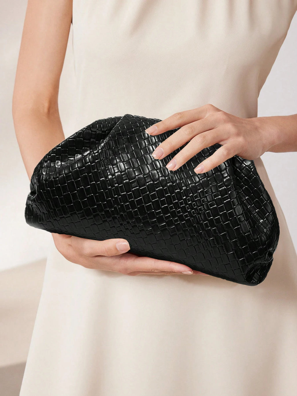 High end retro solid color woven embossed handbag large capacity cloud bag