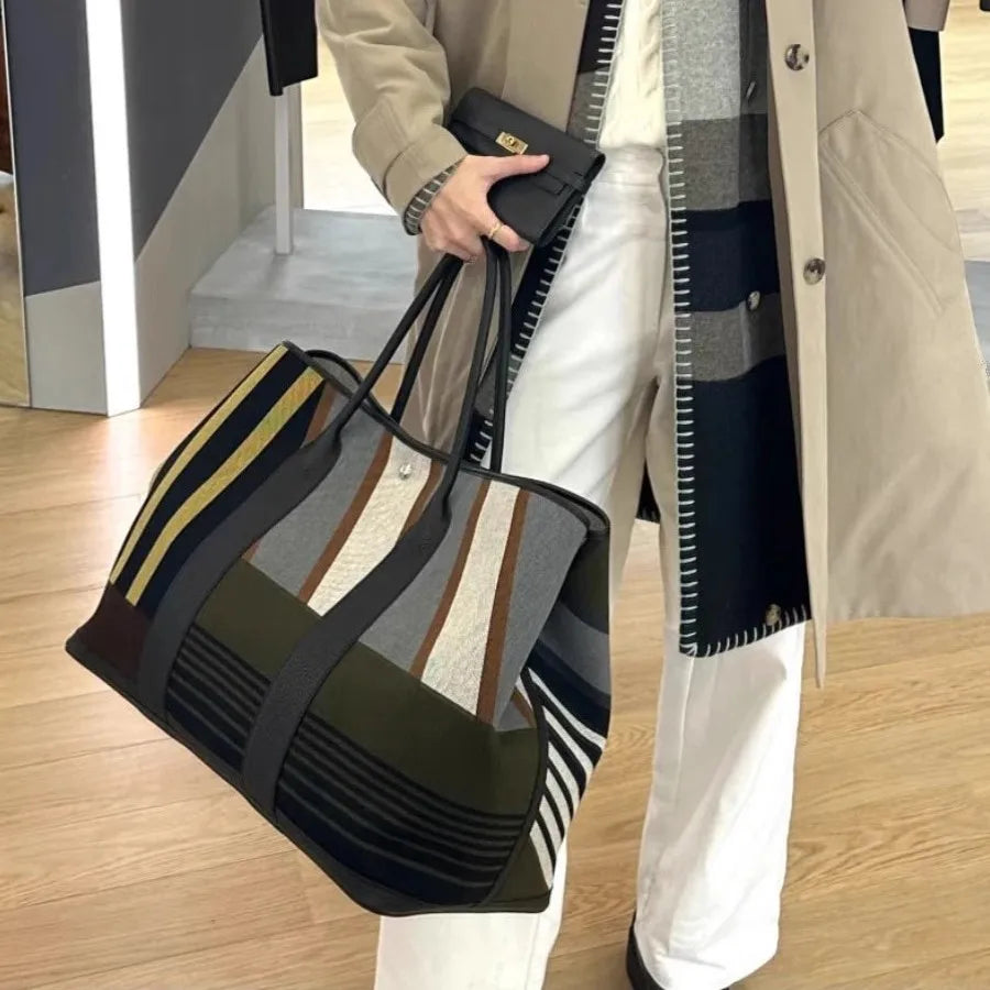 Striped contrasting large capacity commuting tote handbag