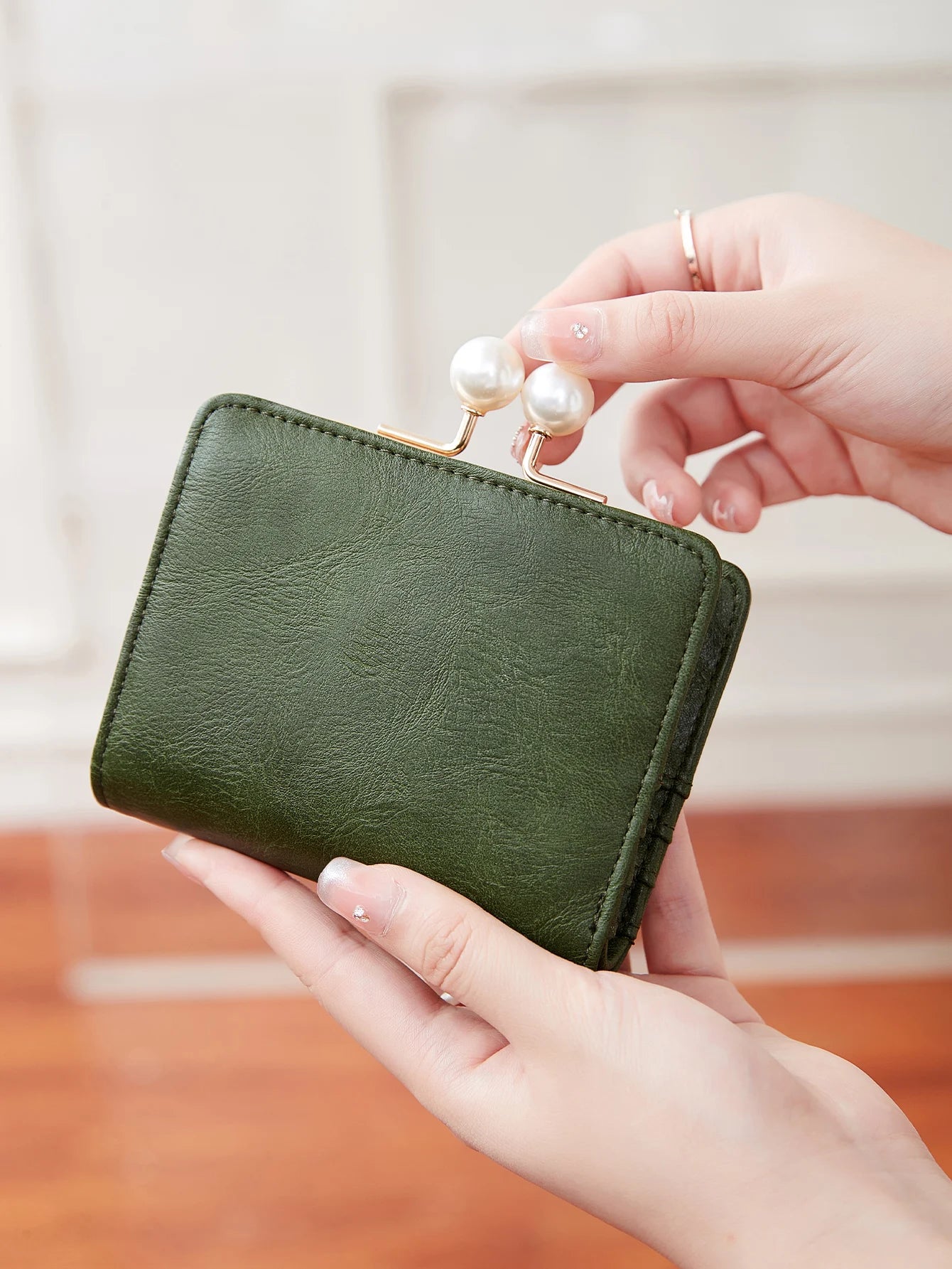Women's Cute Pearls Kiss Lock Wallet multifunctional Trifold Large Capacity Short Wallet