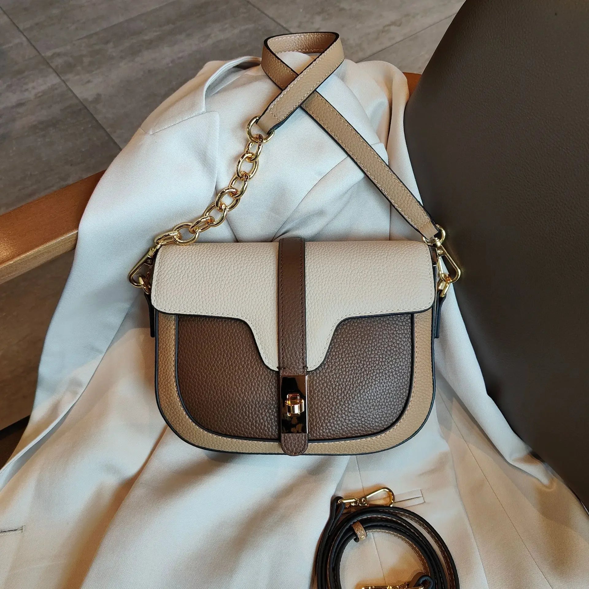 Luxury Style Saddle Bag Design Cowhide Leather Crossbody Bag