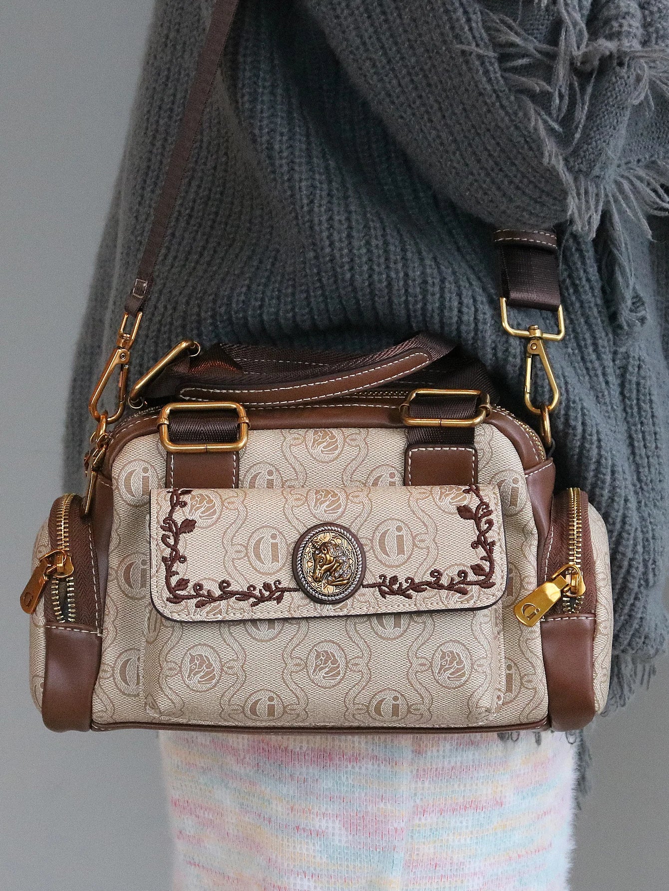 Fashionable multi-pocket style casual and versatile handbag retro shoulder bag
